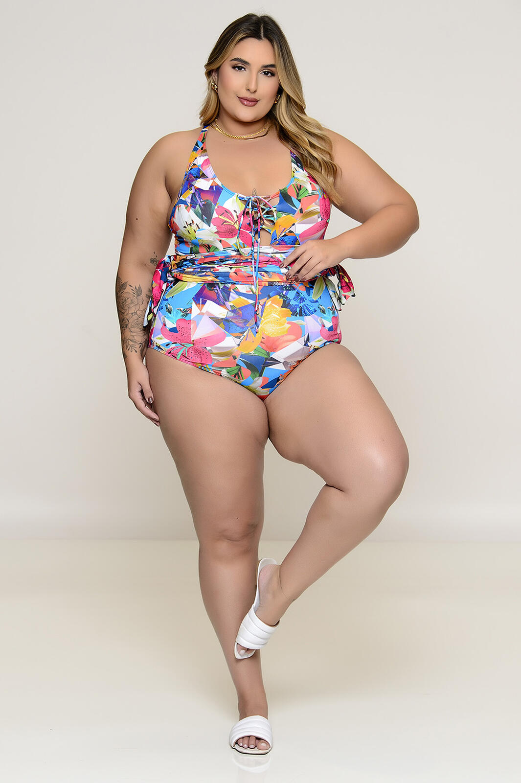 Maiô Plus Size com Bojo e Saída Embutida Lírio Colors